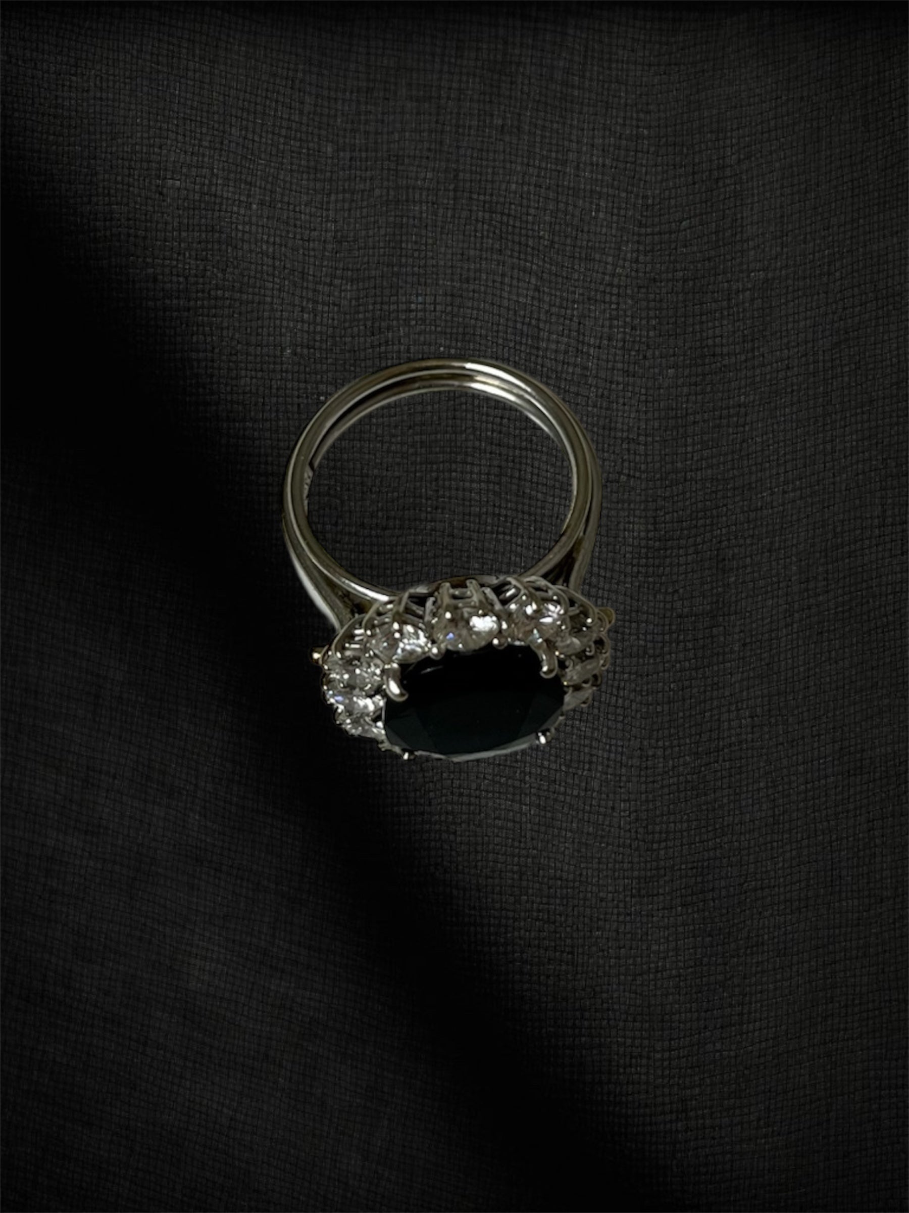 Anello con zaffiro “Cuore dell’Oceano”